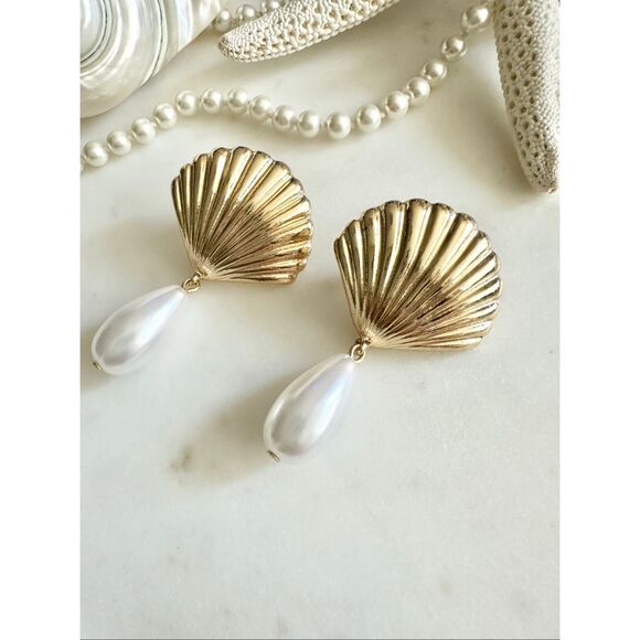 Gold color clamshell with teardrop pearl dangle earrings - Picture 4 of 5